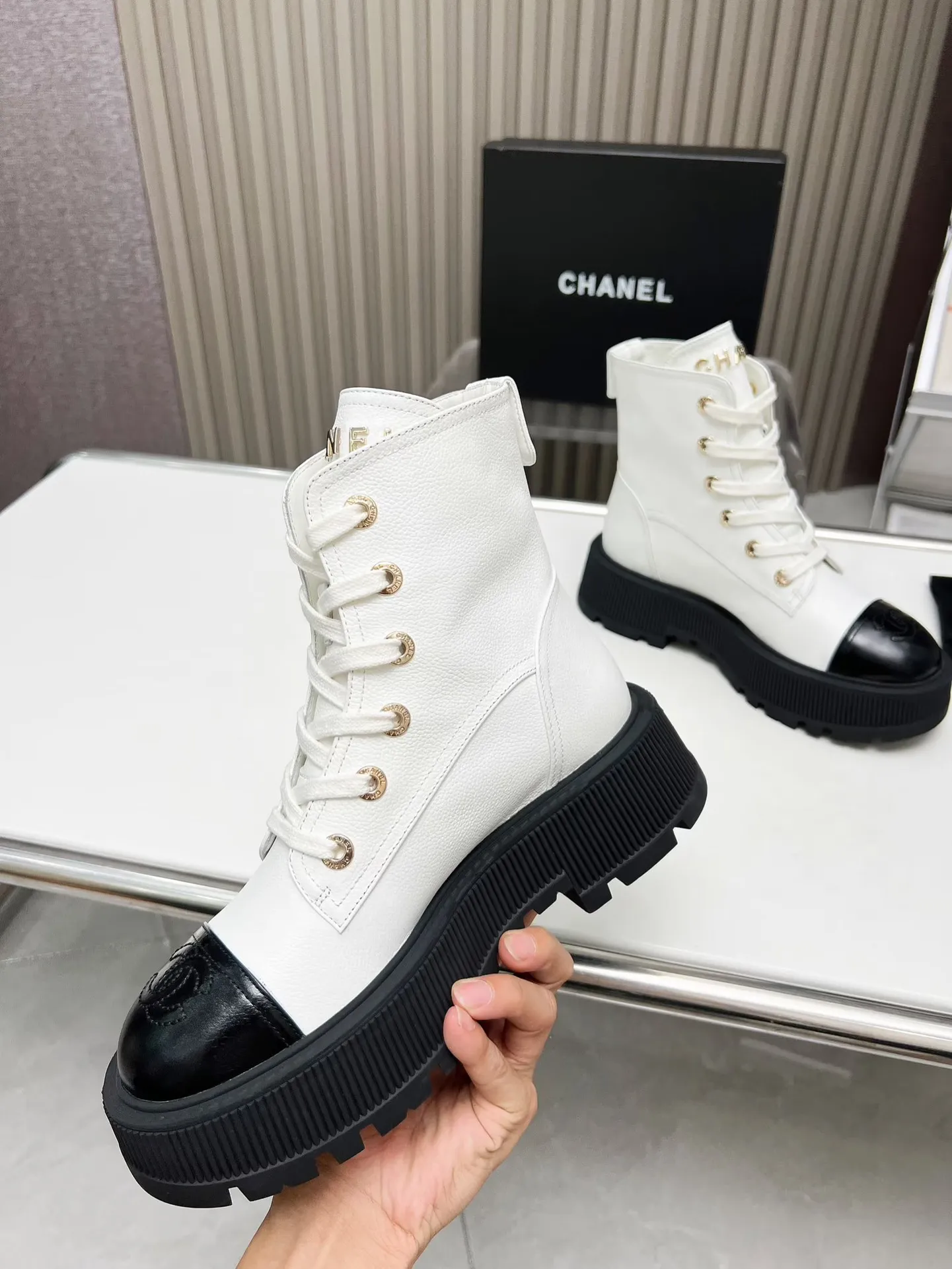 👟👟Ex-factory price 560👟👟 Autumn and winter new Chanel Chanel ankle boots original model opening✅ Strap design is super easy to put on and take off, the toe logo is electro-embroidered. The tongue is also the brand logo. Fabric: cow litchi pattern🐂 Inner/foot pad: cow lining. Use ultra-light rubber non-slip and wear-resistant outsole. Color: black, white, gray. Code number: 34-41 (34, 41) Need to be customized) Packaging: bag card